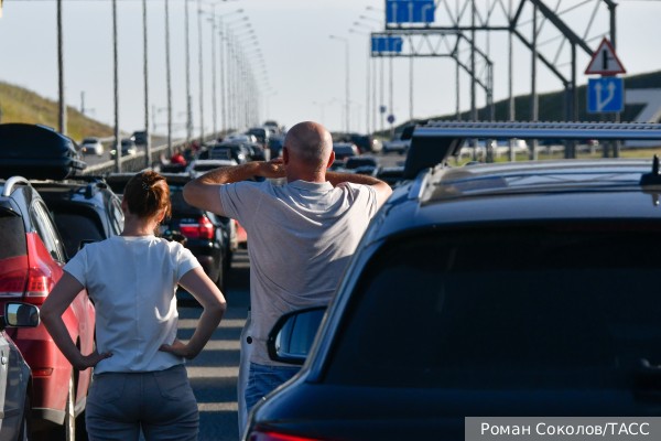 Для решения проблемы с пробками на Крымском мосту задействуют паромы и десантные корабли