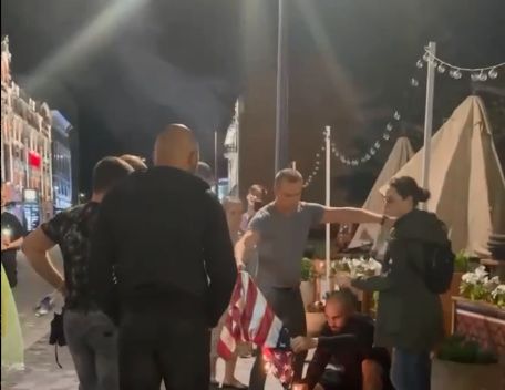 В Нижнем Новгороде местная жительница решила выгулять американский флаг, но наткнулась на возмутившихся прохожих