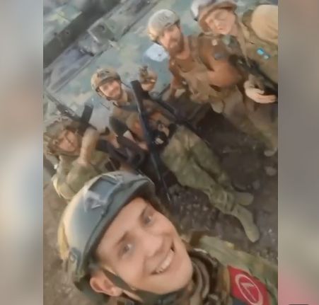 «Передаём привет пану Зеленскому» - российские военные из отряда «Керчь» затрофеили американскую БМП «Брэдли»