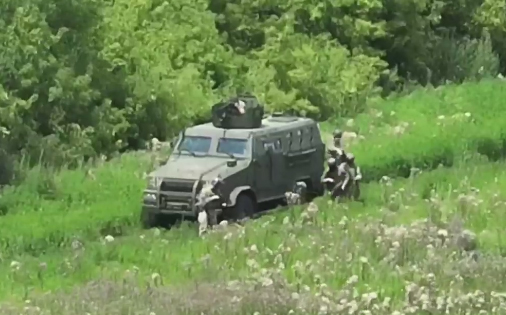 Украинские боевики расстреляли гражданскую машину и попытались скрыть тела убитых мирных людей под Угледаром