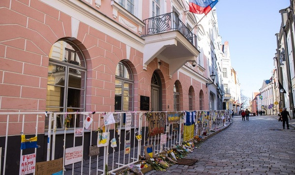 Иноагент Бабченко атаковал яйцами посольство России в Таллине, его забрала полиция