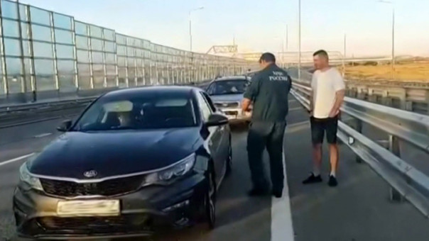 Из-за огромной пробки у Крымского моста дежурят бригады скорой