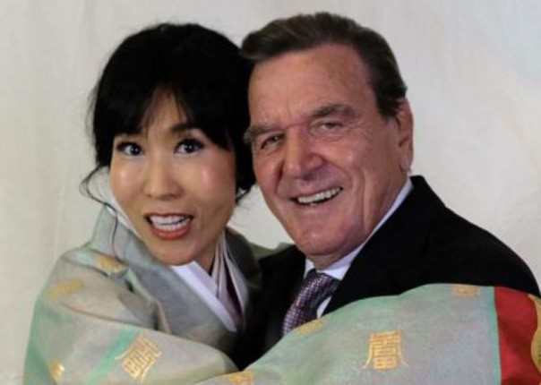 Жену экс-канцлера Шрёдера уволили с работы из-за посещения России 9 мая