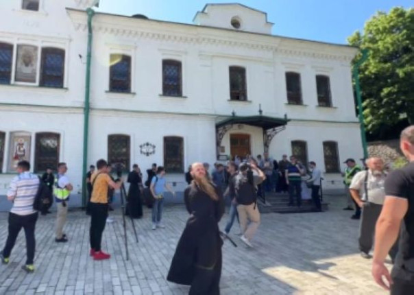 Комиссия украинского Минкульта пытается опечатать пять корпусов Киево-Печерской лавры. Верующие препятствуют