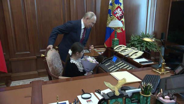 Девочка из Дербента посидела в президентском кресле и позвонила Мишустину