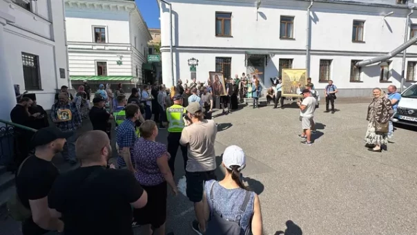 В Киеве гестаповцы сегодня утром сорвали замки и захватили корпуса, в которых ещё оставались монахи канонической Украинской православной церкви.