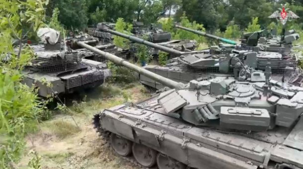 "Вагнер" передал Минобороны сотни танков, РСЗО и пушек