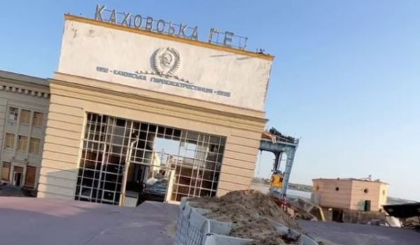 ВСУ продолжают обстреливать территорию разрушенной Каховской ГЭС