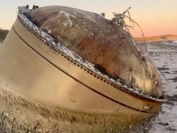 Выброшенный на берег гигантский загадочный объект породил версию об исчезновении рейса MH370