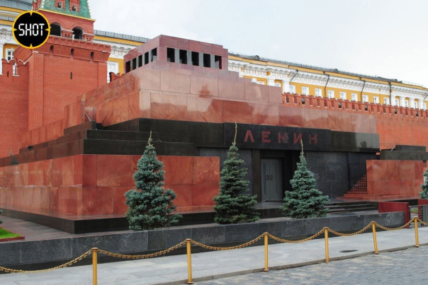 Неадекватный мужчина бросил коктейль Молотова в Мавзолей Ленина