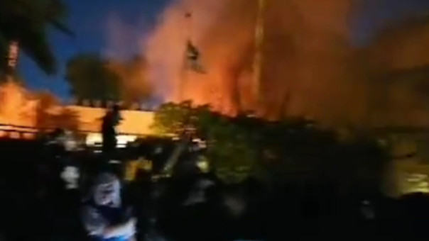 Жители Багдада взяли штурмом и подожгли посольство Швеции в Ираке