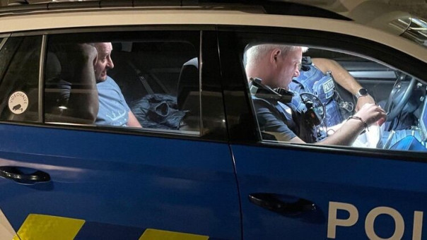 Иноагент Бабченко атаковал яйцами посольство России в Таллине, его забрала полиция