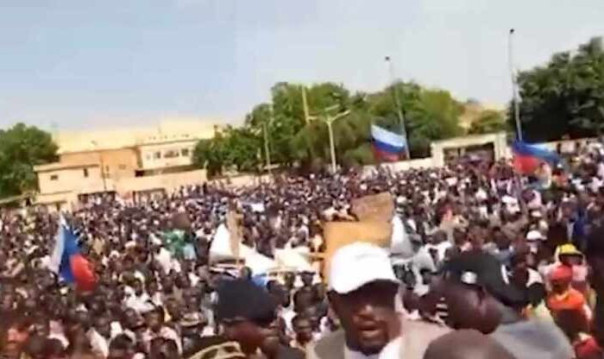 Протестующие в Нигере вышли на митинг с флагами России | Военные Нигера заявили о готовности ответить на интервенцию