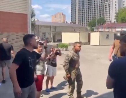 Схватка жабы с гадюкой! Колумбийские наёмники жалуются, что бандеровцы относятся к ним, как к собакам!