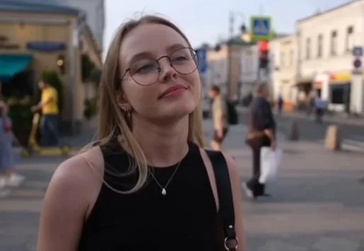 Русская девушка обламывает либеральную прессу