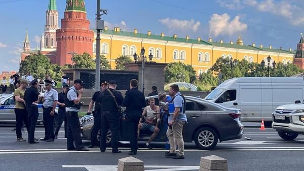 Прямо у Кремля произошла перестрелка — стрелял один из водителей машин, попавших в ДТП, его оппонент ранен