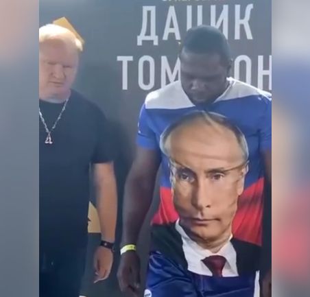 Боксер из США Кевин Джонсон пришел на взвешивание в футболке с портретом Путина