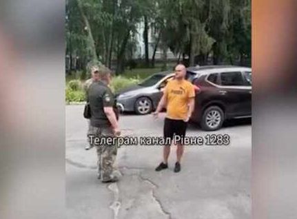 В украинском городе Ровно за отказ принимать повестку избивают людей