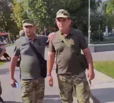 В Полтаве мужчина жестко ответил сотрудникам военкомата, пытавшимся вручить ему повестку