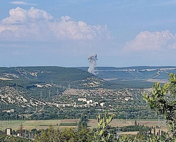 Взрыв в Севастополе: поднимается столб дыма