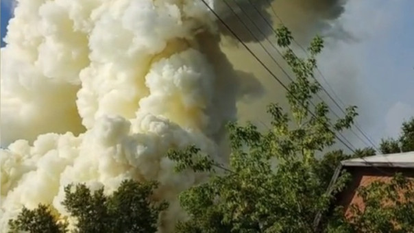 Крупный пожар на территории завода по производству аккумуляторов в подмосковном селе Ачкасово.