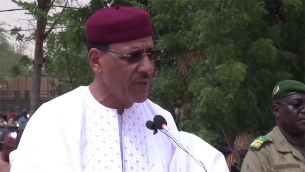 Свергнутый президент Нигера попросил США вновь привести его к власти