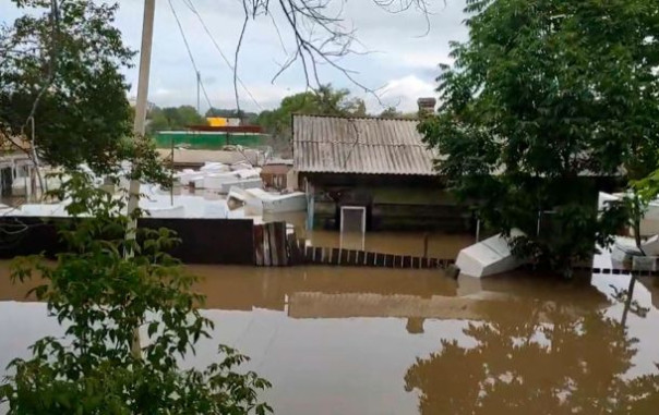 В Приморье потоки воды сносят дома и тяжелую спецтехнику