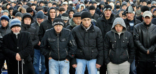 Таджикистан хочет проверить условия жизни в России своих трудовых мигрантов