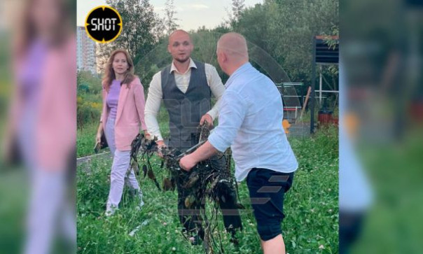 Кандидаты в мундепы от КПРФ и ЛДПР устроили "смертельный" бой за право чистить пруд в Москве