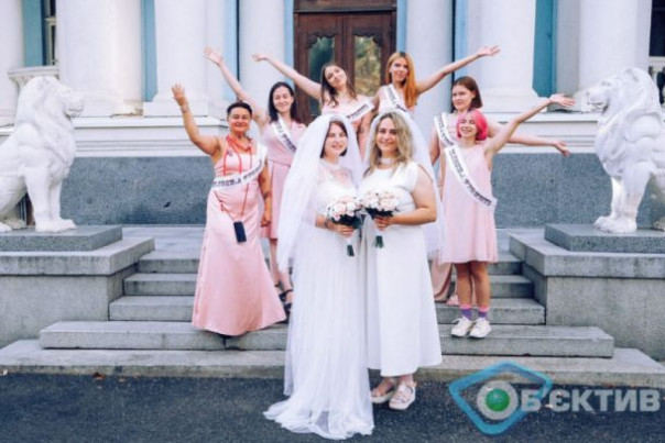 В Харькове по случаю пятилетия «прайда» устроили лесбийскую свадьбу-перформанс