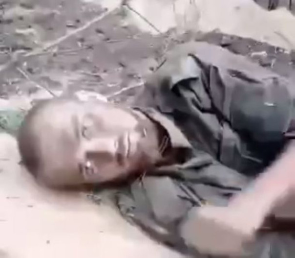 «Мы не умрем!» — тяжело раненый солдат, уже побелевший от кровопотери, прочитал сослуживцам стих собственного сочинения