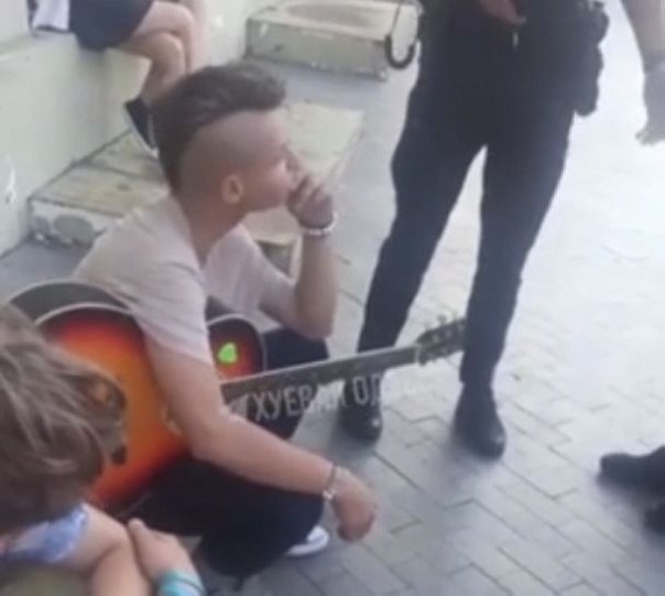 Украинские полицейские выгнали одессита с Дерибасовской за исполнение песен на русском языке