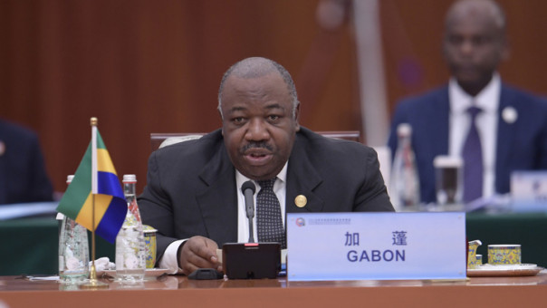 По перевороту в Габоне на середину дня.