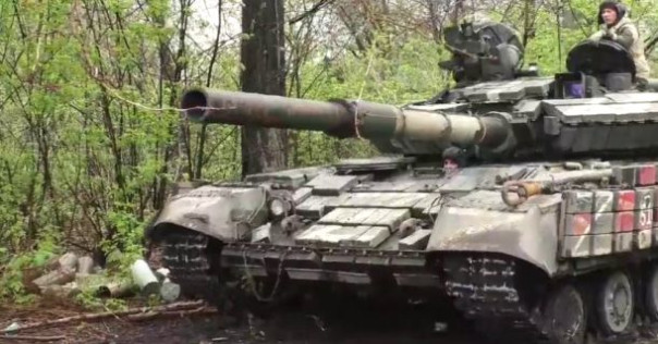 Российские танкисты на трофейной технике бьют по расположению ВСУ | Танк Т-80БВМ уничтожил опорный пункт ВСУ в зоне спецоперации