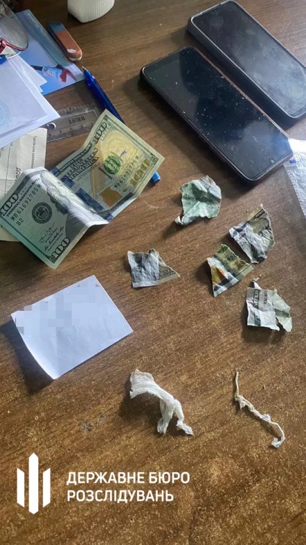 Чиновница во Львовской области пыталась съесть доллары при задержании