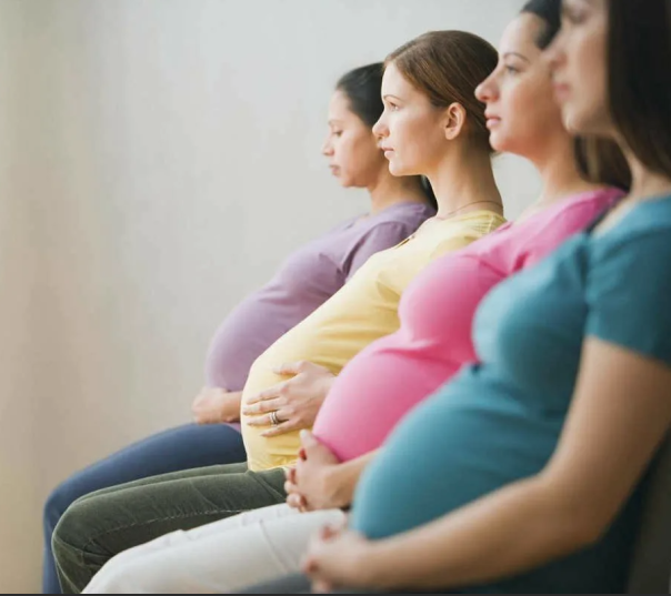 «Рожать в текущей обстановке страшно»: Минздрав принуждает женщин к родам — что об этом думают они сами