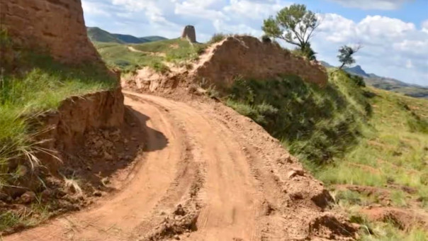 В Китае арестованы повредившие экскаватором Великую Китайскую стену строители: хотели срезать путь