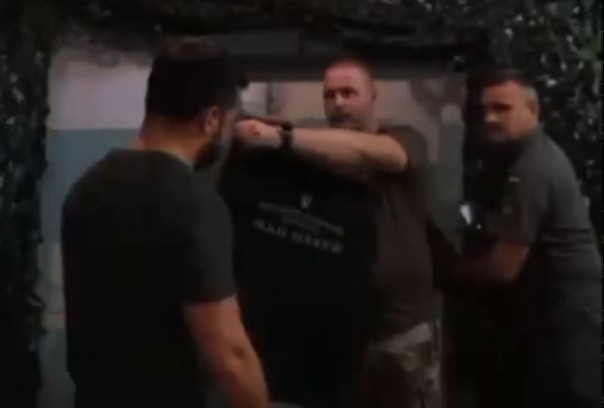 Зеленскому подарили хорошее армейское нательное бельё с надписью: "Иди на ***" - это намёк или как?!