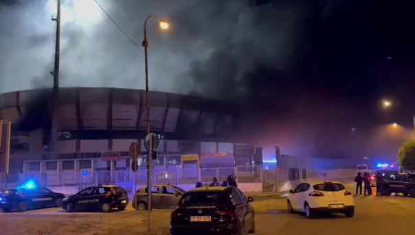 Фанаты итальянского футбольного клуба "Фоджи" полностью сожгли стадион команды-соперника