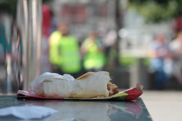 Девушка погибла, 22 человека отравились: под Курском людям продавали смертельно опасную шаурму