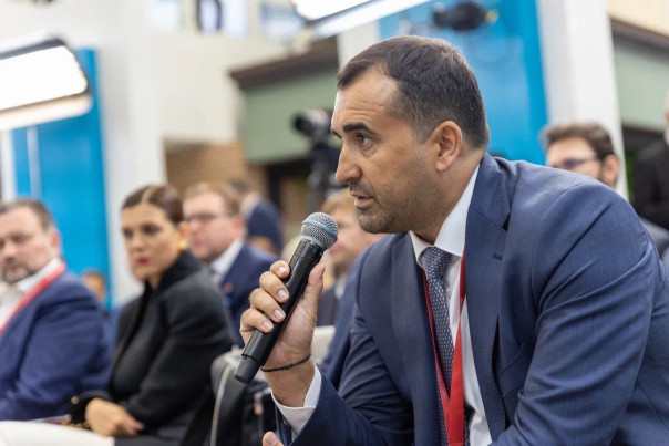 «Ни один президент не позволял себе такого» — социалист Албу раскритиковал заявление Санду о выборах мэров в Молдове