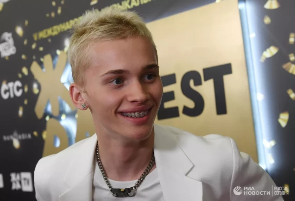 Блогер Милохин уехал в Дубай после требования призвать его в армию