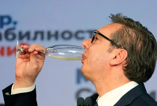 Сербы обещают есть дешевую колбасу, но стоять на принципах