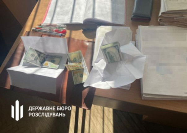 Чиновница во Львовской области пыталась съесть доллары при задержании