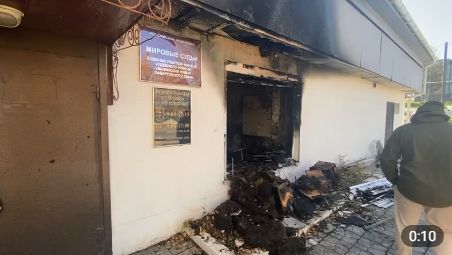 Здание суда попытались поджечь в Хабаровском крае коктейлем Молотова.