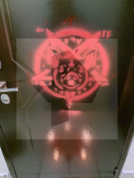 Дверь квартиры военкора Трушнина осквернили пентаграммой со свиной головой. «Художники» задержаны