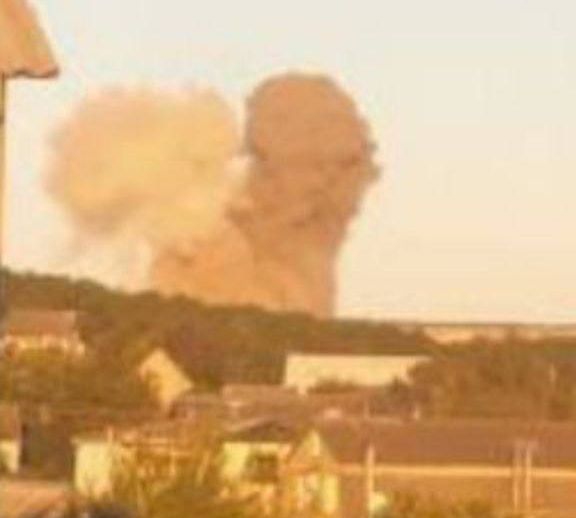 В районе Кара-Кобы в Крыму была сбита ракета, боевая часть сдетонировала на земле в поле