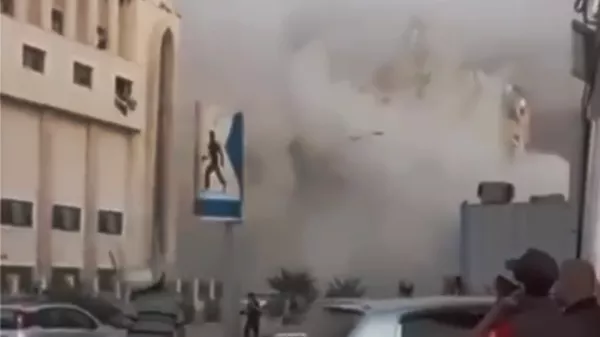 Больница в Газе, где укрываются 12 тысяч человек, подверглась обстрелу