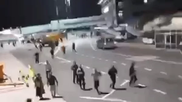 При беспорядках в аэропорту Махачкалы пострадали девять полицейских | Беспорядки в аэропорту Махачкалы. Что известно к этому часу