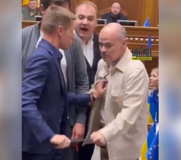 Битва в Верховной Раде: депутат Зеленского назвал нардепа Гончаренко «петухом с Одесщины» и напомнил, как тот защищал русский язык